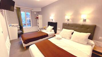 Chambre Triple | Bureau, chambres insonorisées, lits bébé (gratuits), Wi-Fi gratuit