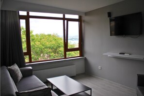 Deluxe Studio Suite, Terrace, Sea View | In-room safe, free WiFi, bed sheets - Hotel Peninsula (Istanbul)