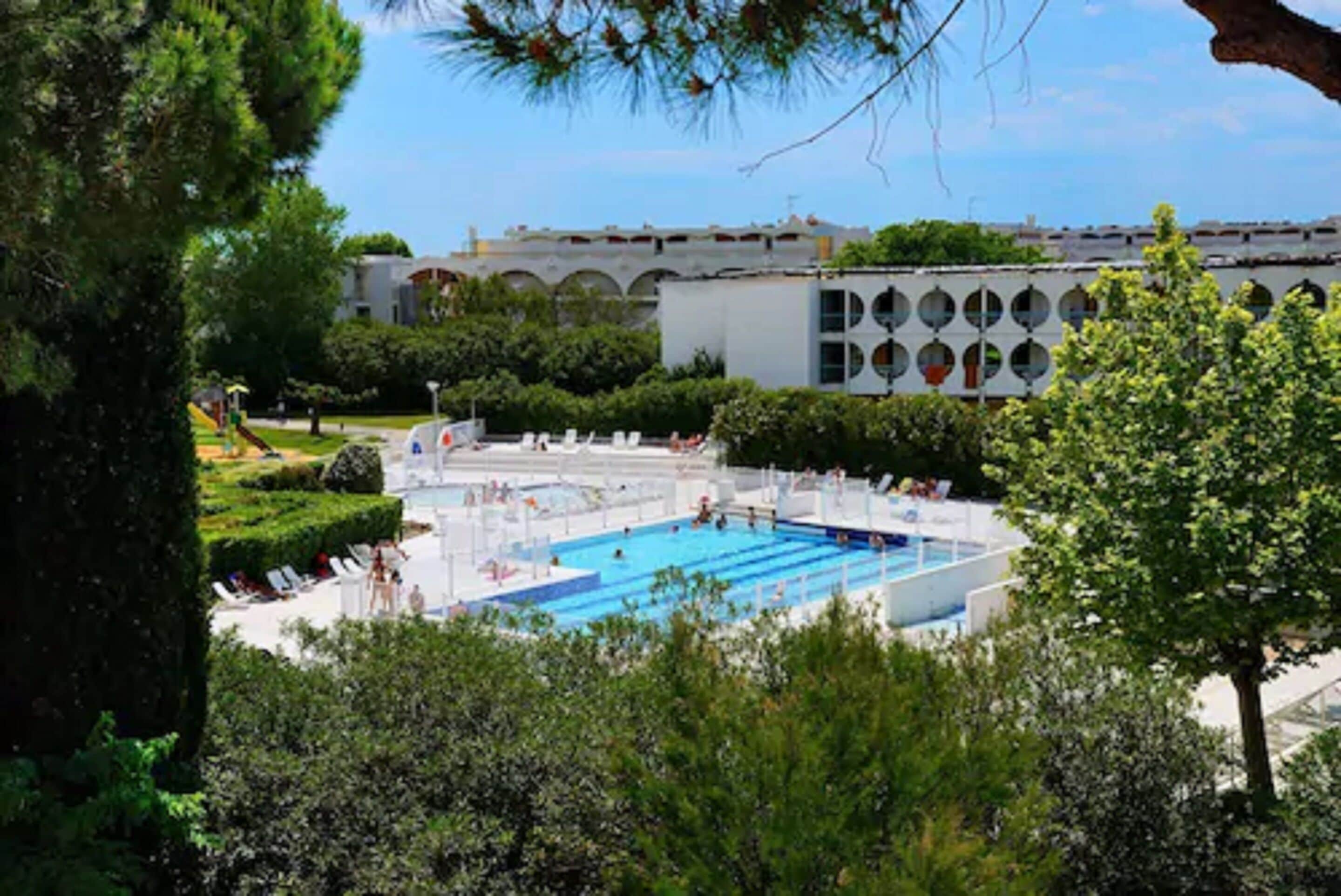 Alberca al aire libre y camastros 
