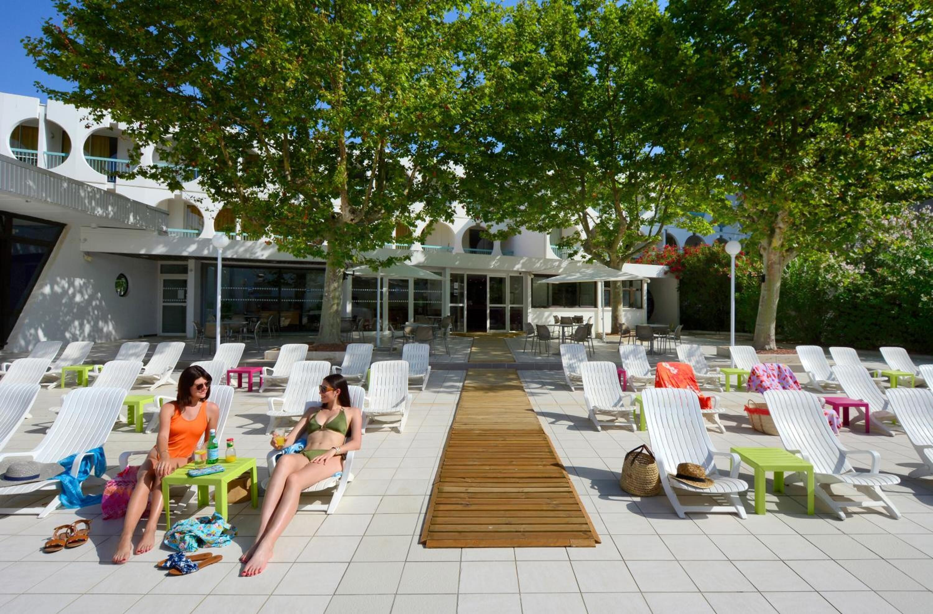 Piscine extérieure, chaises longues