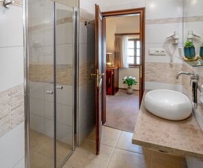 Tweepersoonskamer | Badkamer | Gratis toiletartikelen, een haardroger, handdoeken, zeep