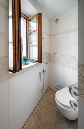 Luxury Suite | Bathroom | Free toiletries, hair dryer, towels, soap - Aurus by Adrez Living (Prague)