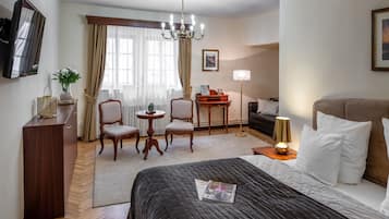 1 bedroom, hypo-allergenic bedding, desk, soundproofing