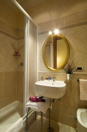 Triple Room | Bathroom | Shower, hair dryer, towels - Buone Vacanze (Rome)