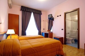 Triple Room | Minibar, desk, cots/infant beds, bed sheets - Buone Vacanze (Rome)