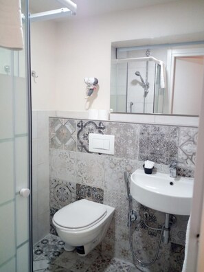 Shower, free toiletries, hair dryer, slippers - Residenza Le Rondini (Florence)