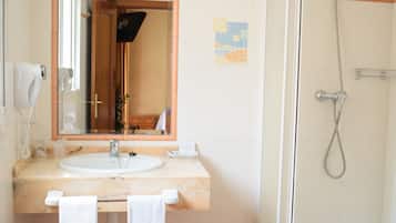 Superior Double Room, 1 King Bed, City View | Bathroom | Combined shower/bathtub, free toiletries, hair dryer, bidet