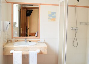 Habitación doble superior, 1 cama de matrimonio grande, vistas a la ciudad | Baño | Ducha y bañera combinadas y artículos de higiene personal gratuitos