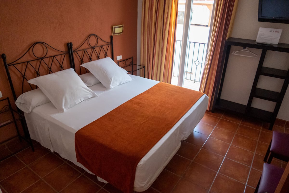 Superior tweepersoonskamer, 1 kingsize bed, uitzicht op stad | Lakens van Egyptisch katoen, luxe beddengoed, een kluis op de kamer