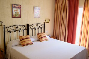 高级双人房, 1 张特大床, 城市景观 | 埃及棉床单、高档床上用品、客房内保险箱、隔音