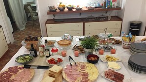 朝食 (ビュッフェ)、毎日提供 (有料)