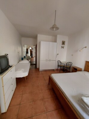 Habitación triple | Minibar, tabla de planchar con plancha, wifi gratis