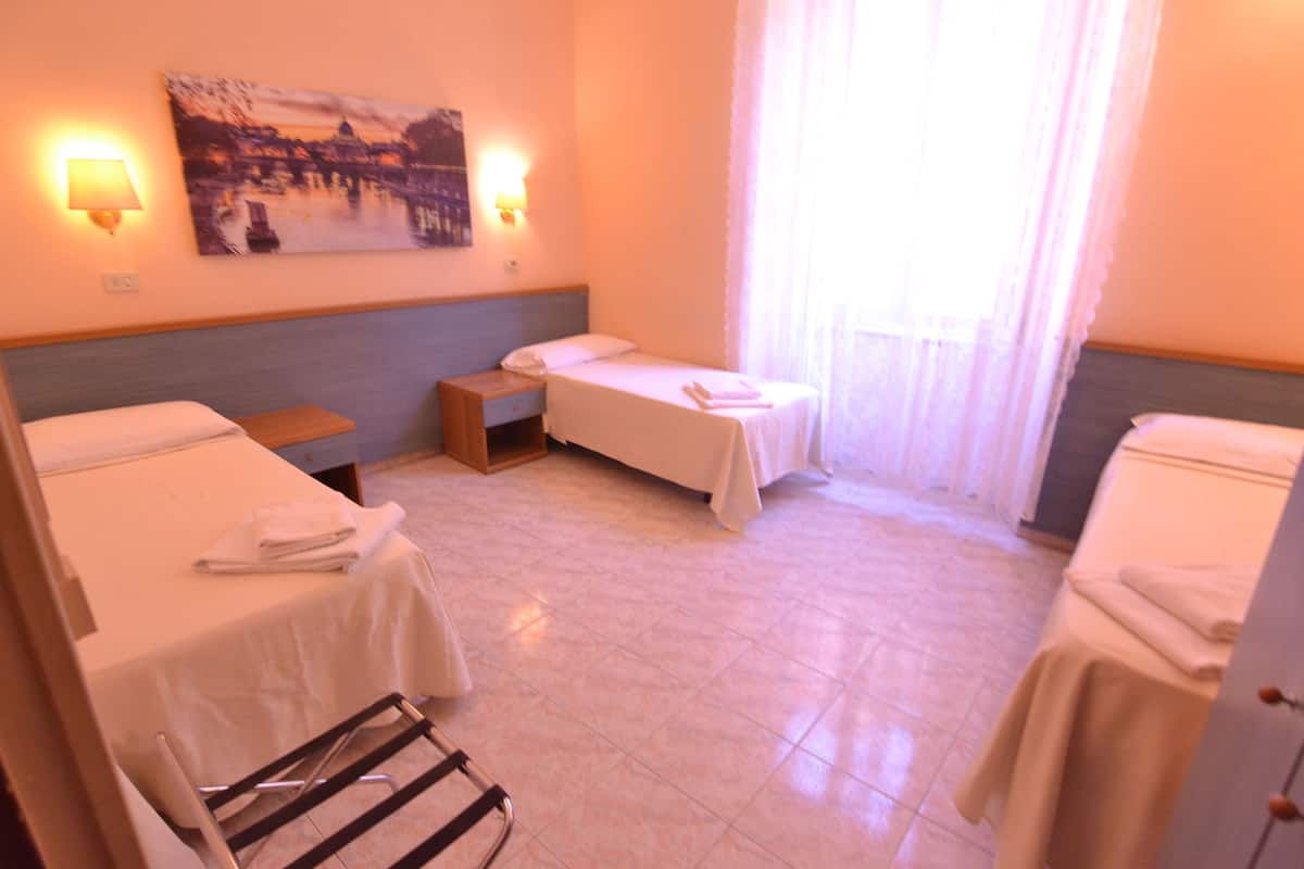 Triple Room | Desk, soundproofing, free WiFi, bed sheets