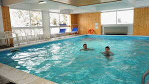 Kolam renang indoor