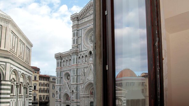 A view of a historic building with intricate architectural details, a balcony, and a clear sky. - B&B A Florence View (Florence)