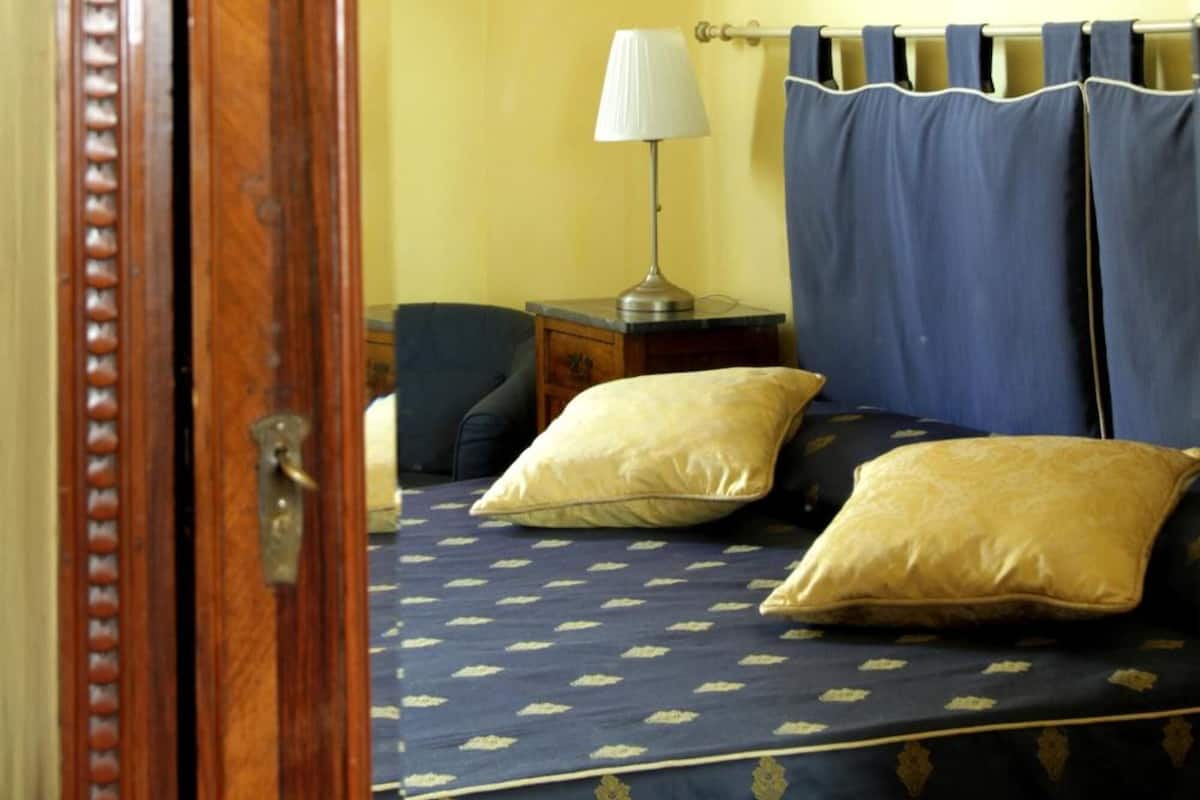 Minibar, caja de seguridad en la habitación y muebles diferentes