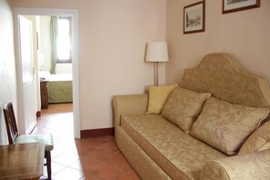 三人房 | 迷你吧、房內夾萬、獨特裝修、書桌