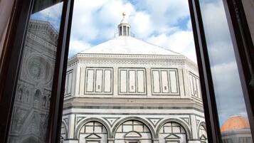 Habitación con 1 cama doble o 2 individuales, vistas a la ciudad | Balcón