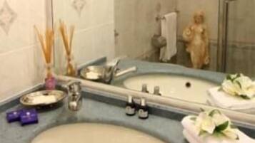 Ducha, artículos de higiene personal gratuitos, secador de pelo y bidé