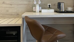 Senger med Select Comfort-madrass, safe på rommet og skrivebord