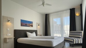 Enkeltrom – superior, 1 queensize-seng, bakgårdsutsikt | Senger med Select Comfort-madrass, safe på rommet og skrivebord