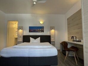 高級單人房, 1 張加大雙人床, 庭園景觀 | Select Comfort 床墊、客房內保險箱、書桌、筆電工作空間