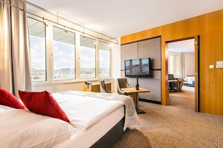 Presidential Quadruple Room | Minibar, in-room safe, desk, laptop workspace. Cosmopolitan Bobycentrum – Czech Leading Hotels