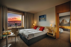 家庭房, 1 间卧室 | 迷你吧、客房内保险箱、办公桌、笔记本电脑工作区