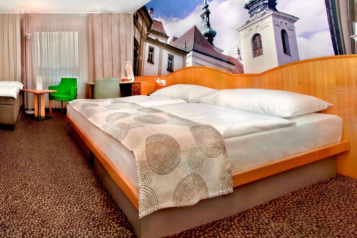 standard double room, 1 king bed | 1 bedroom, minibar, in-room safe, desk