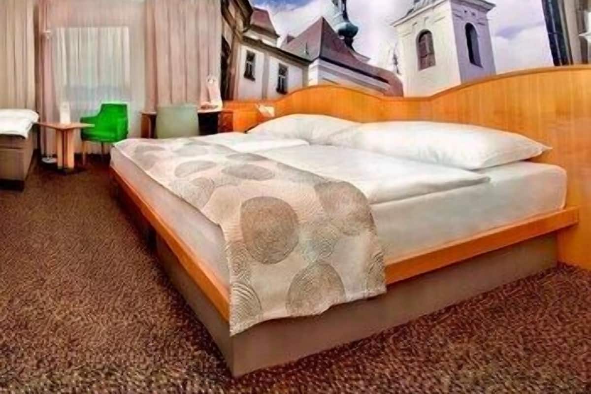 Minibar, in-room safe, desk, laptop workspace