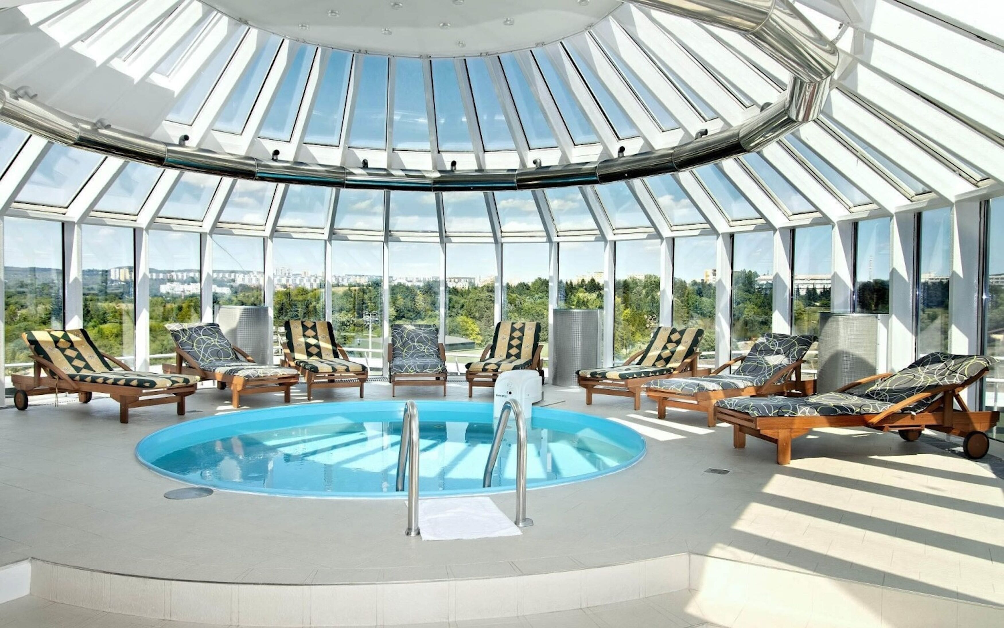 Salas de tratamiento para parejas, una bañera de hidromasaje