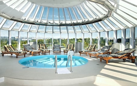 Couples treatment rooms, hot tub, facials, massages. Cosmopolitan Bobycentrum – Czech Leading Hotels
