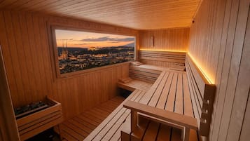 Una sauna con bancos de madera y vista a un paisaje urbano.
