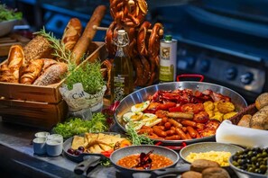 Tägliches Frühstücksbuffet (14 EUR pro Person)
