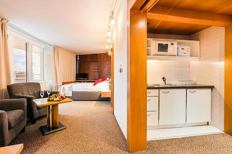 Presidential Quadruple Room | Minibar, in-room safe, desk, laptop workspace. Cosmopolitan Bobycentrum – Czech Leading Hotels