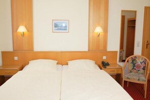 Bureau, chambres insonorisées, fer et planche à repasser, Wi-Fi gratuit