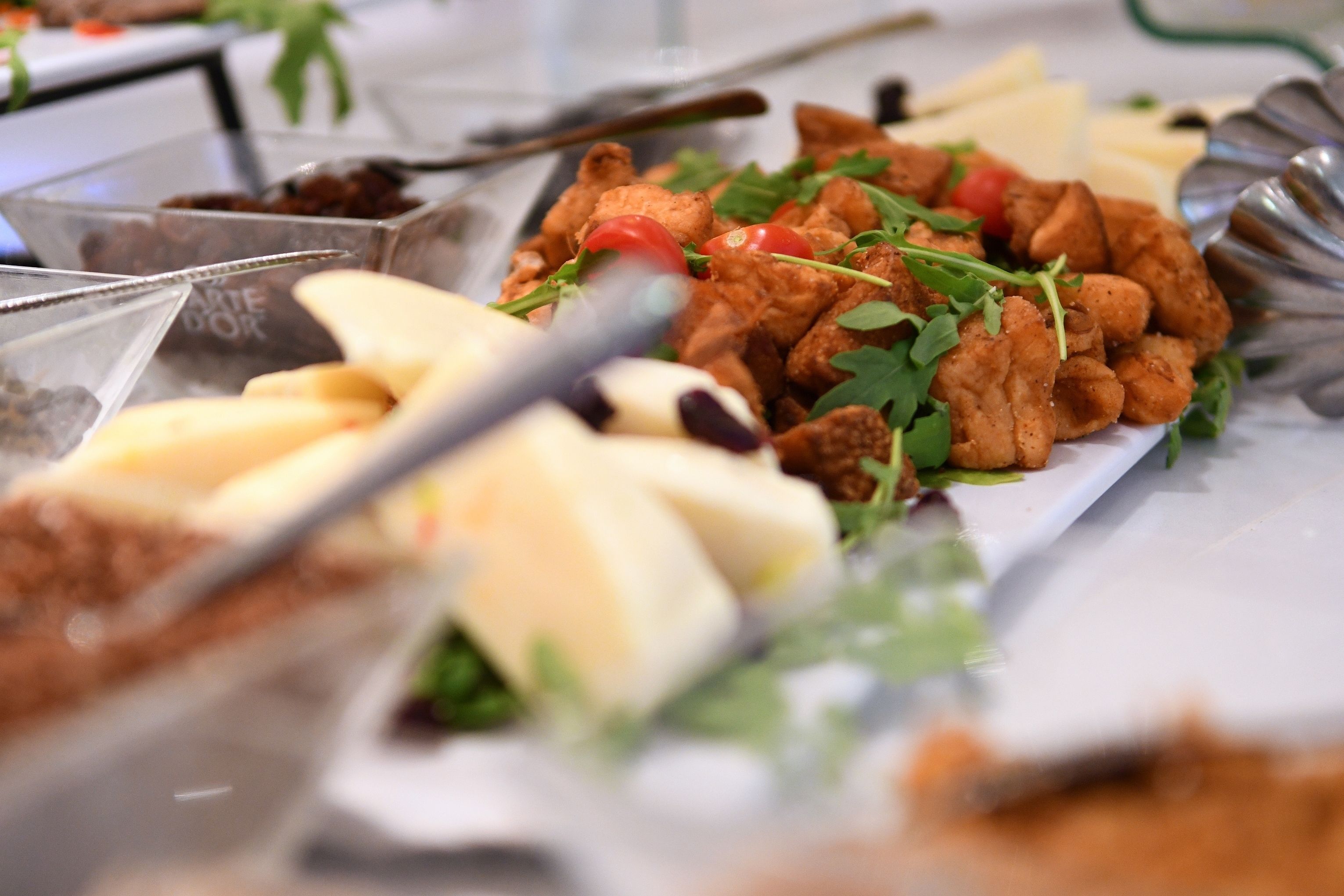 Un bufé con diversos alimentos, incluyendo pan, queso y platos decorados.