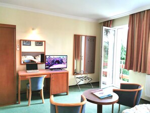 Leilighet – deluxe, balkong, hageutsikt (for 3 people with air conditioning) | Minibar, individuelt dekorert, individuelt innredet og skrivebord