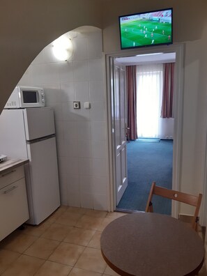 Leilighet – deluxe, balkong, hageutsikt (for 3 people with air conditioning) | Eget kjøkken | Kjøleskap og kaffetrakter/tekoker