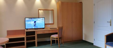 Căn hộ Deluxe, ban công, quang cảnh vườn (for 3 people with air conditioning) | Minibar, trang trí khác biệt, trang bị nội thất với thiết kế riêng biệt