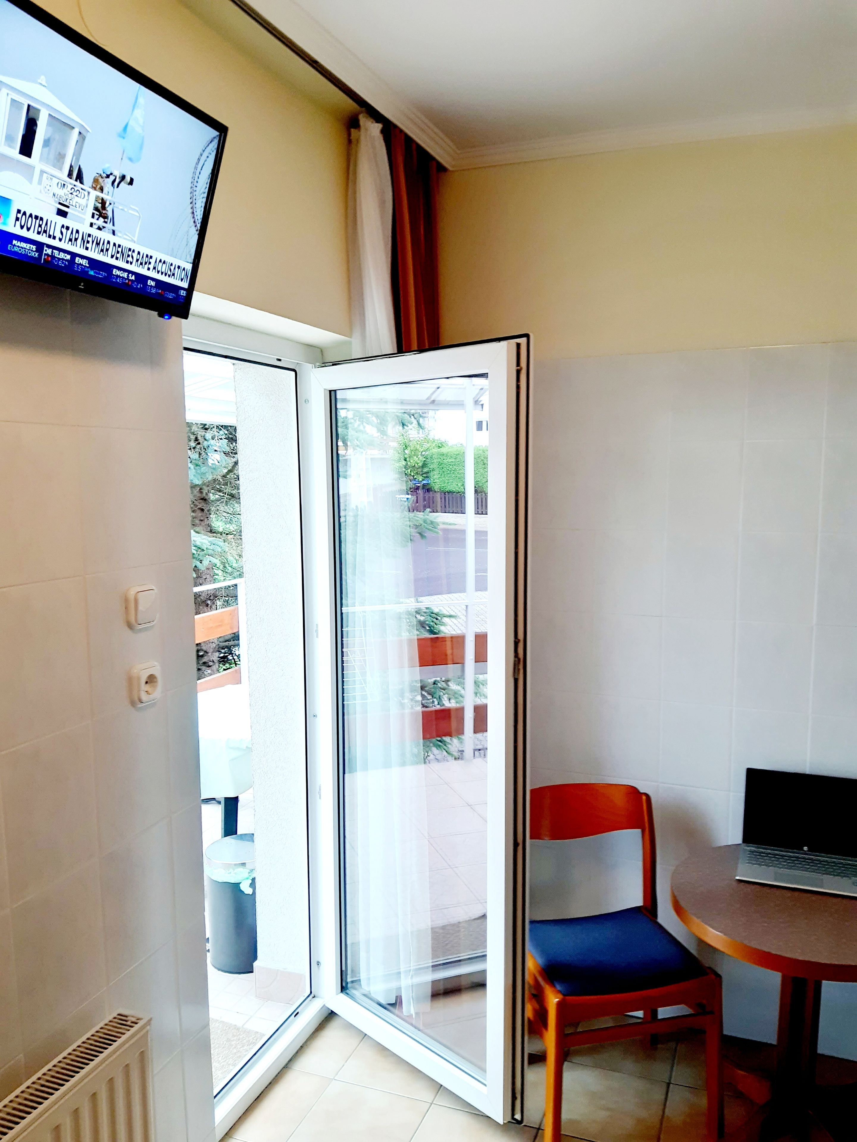 Fridge, coffee/tea maker