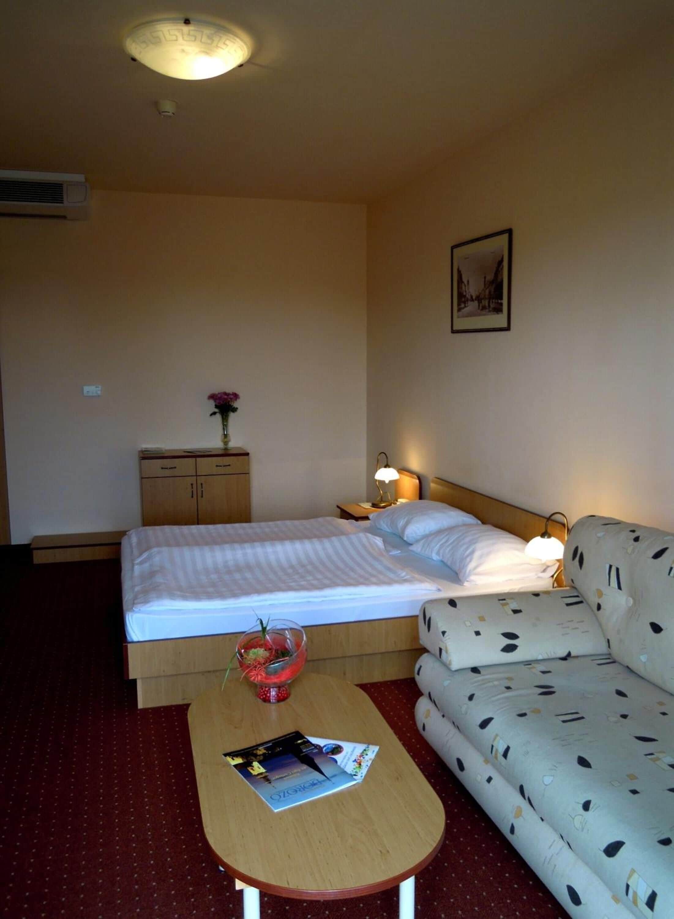 Minibar, caja fuerte, escritorio y tabla de planchar con plancha