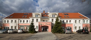 Front of property - Platan Hotel (Debrecen)