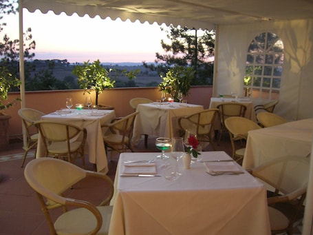Outdoor dining. Hotel Farneta