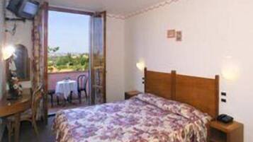 Minibar con snack e bevande gratuite, una scrivania, insonorizzazione