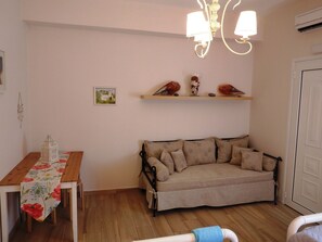 Living area | Flat-screen TV