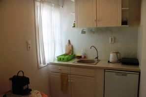 Eigene Kochnische | Kühlschrank, Herdplatte, Espressomaschine, Wasserkocher