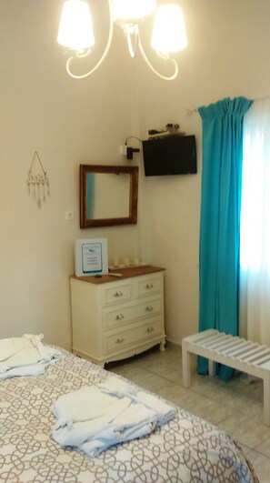 Zimmersafe, Verdunkelungsvorhänge, Bügeleisen/Bügelbrett