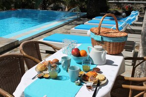 Dining - Evizorzia Villas (Santorini)