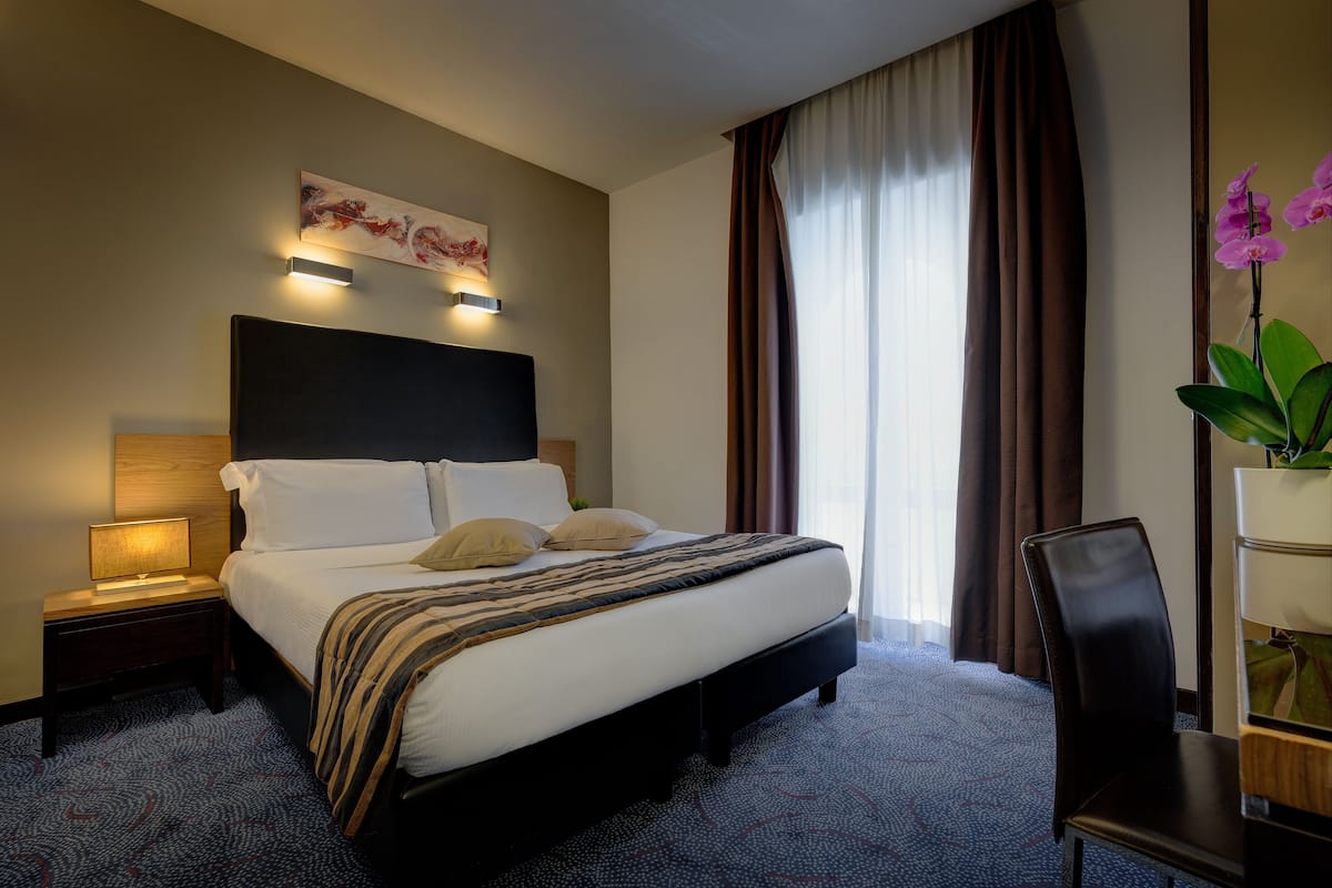 Een minibar, een kluis op de kamer, een bureau, verduisterende gordijnen